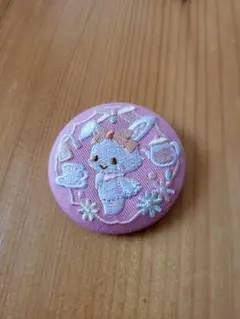 ウィッシュミーメル　刺繍缶バッジ