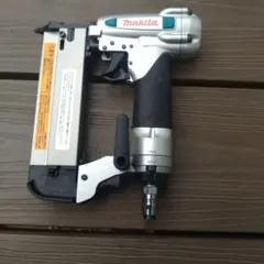 中古品マキタ AT422CA 軽天タッカ 岩綿エアタッカー 空撃ち防止機能 