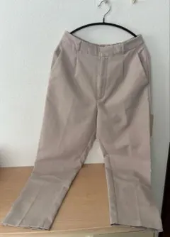 GU オフホワイト テーパードパンツ