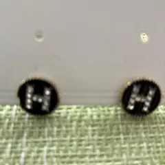 Hロゴ クリスタル装飾 ピアス