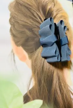 バナナクリップ 　くすみブルー　リボン