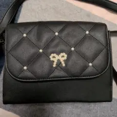 キルティングデザイン 黒 ショルダーバッグ　斜めがけバッグ　斜め掛け　パール