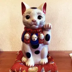 招き猫 瀬戸　薬師窯　陶器製　鈴付き　座布団付き　高さは約30センチ 招き猫 瀬戸 薬師窯 陶器製 鈴付き 座布団付き 高さは約30センチ