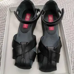 New Balance ブラックサンダルのサムネイル