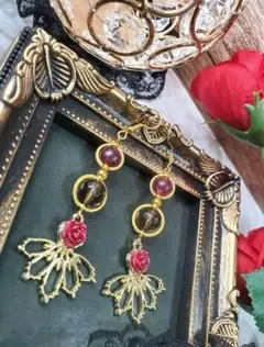 【匿名配送】薔薇と天然石のゴシックロングピアス