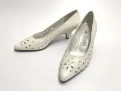 銀座ダイアナ DIANA パンプス 花 パンチング 22.5cm 白系 ホワイト