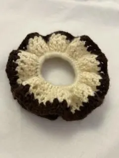 シュシュ ハンドメイド 毛糸 アイボリー ブラウン