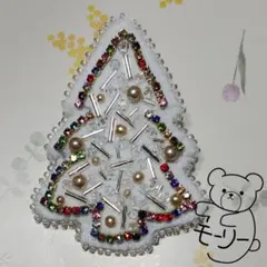ハンドメイド ホワイトクリスマスツリー ビーズ刺繍ブローチ