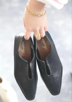 SESTO ステッチ デザイン ローヒール Vカット マニッシュパンプス 黒のサムネイル