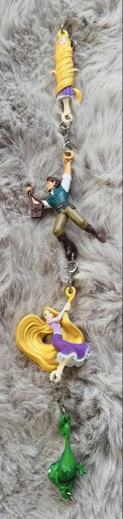 ディズニー 塔の上のラプンツェル つながるストラップ