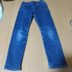 140ユニクロ濃い青色 ストレートデニムパンツ