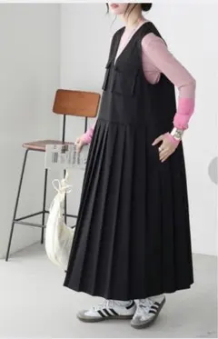 【BONLECILL】ブラック プリーツスカート Vネック