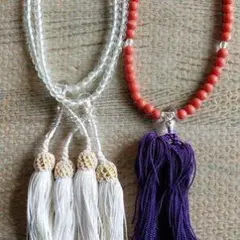 伝統的な数珠 透明と赤のビーズ