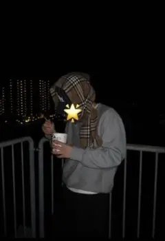 灰色スウェット