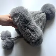 着画あり！　ボリューム　ポンポン　ニット帽　ニットキャップ　ニット　グレー