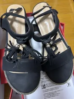 黒 フリンジ付き サンダル