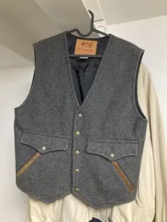 グレー ウール ベスト ボタン付き