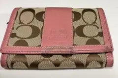 COACH（コーチ）　シグネチャー柄　ピンクのレザーの二つ折り財布