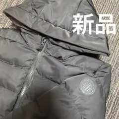 新品 GAP キッズ フード ダウンジャケット ブラック ワンポイント 110