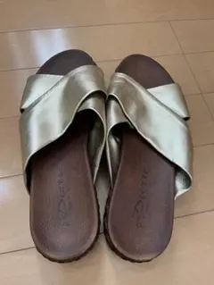 美品ゴールド クロスストラップ サンダル　Mサイズ