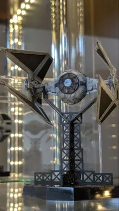 ファインモールドTIE Interceptor プラモデル　塗装済のサムネイル