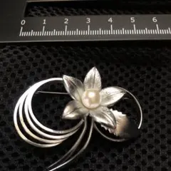 シルバー花モチーフブローチ パール付き