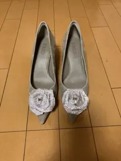 STACCATO ビジュー付きローズデザインパンプス グレー
