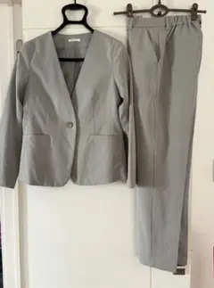 美品　GLACIERグラシア　ノーカラーパンツスーツ　ライトグレー　サイズM