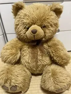 ベージュのクマ型ぬいぐるみ