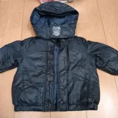 黒いフード付きダウンコート