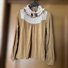 アクシーズファム⭐︎デコラティブスタンドPO⭐︎キャメル⭐︎フリル付き長袖トップスM