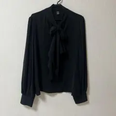 リボン付き　黒　長袖ブラウス　ボウタイ