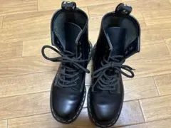 Dr.Martens 8ホールホワイトステッチブーツ