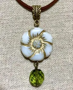 ガラスビーズのフラワーペンダント ホワイト ハンドメイド no.365