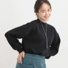 SHOO・LA・RUE　表面がきれいなハイネックバックスリットニット　Mサイズ