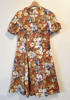 花柄 Vネック ワンピース フリル袖半袖　カラフル　可愛い　おしゃれ　華やか