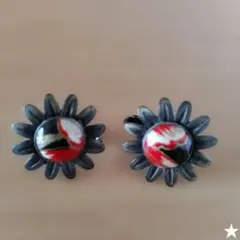 花形クリップ式イヤリング 黒赤 約3.5cm