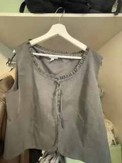 グレー フリル付きベスト