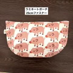 ピンクの豚柄の中型ポーチ　ラミネートポーチ　化粧ポーチ　小物入れ　楕円ポーチ