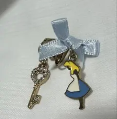 Disneyアリスと鍵のチャーム クリップ式イヤリング