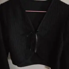 黒いリボン留めクロップドカーディガン