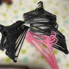 プラスチックハンガー 黒とピンクのセットまとめ売り　34本