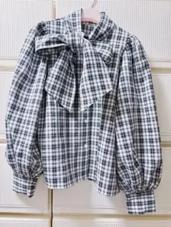 【匿名発送/美品】マジェスティックレゴンリボンブラウス(モノクロ)のサムネイル