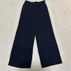 黒のワイドパンツ