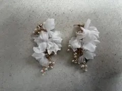 ブライダルアクセサリー フラワーリーフピアス（ホワイト×ゴールド／シルバー）