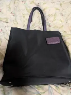 匿名配送 黒のトートバッグ 紫のハンドル付き