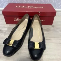Salvatore Ferragamo ヴァラパンプス紺色　お値下げ中のサムネイル