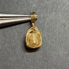 WP359 天然石 ワイヤーラッピング ペンダントトップ ゴールドルチルクォーツ