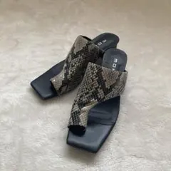 mohi ヒールトングサンダル　美品　パイソン柄のサムネイル