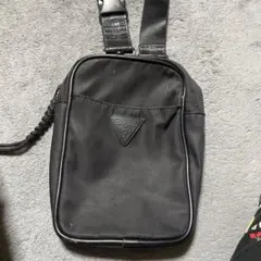 GUESS ショルダーバッグ ブラックのサムネイル